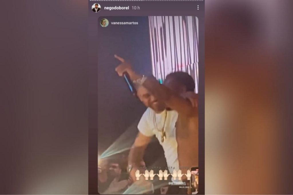 Adriano, o Imperador, dança com Nego do Borel em show lotado