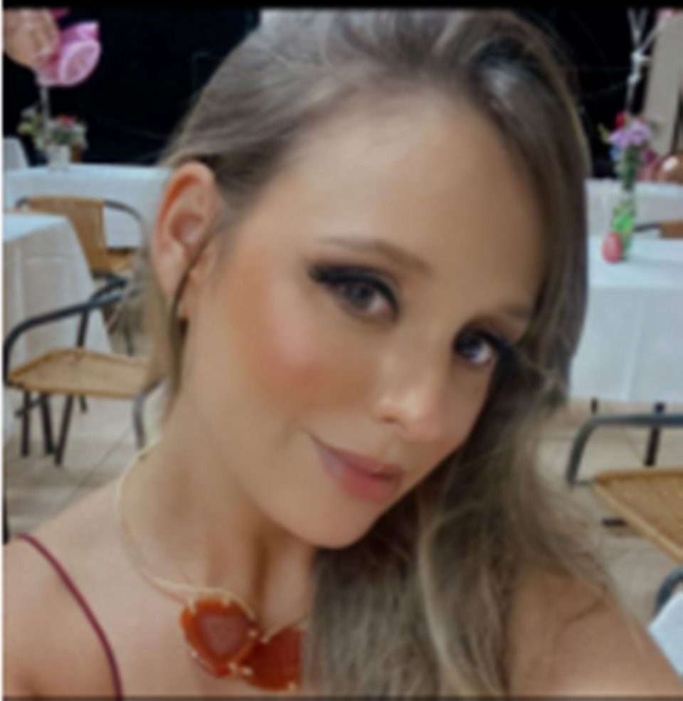 mulher olhando para a câmera