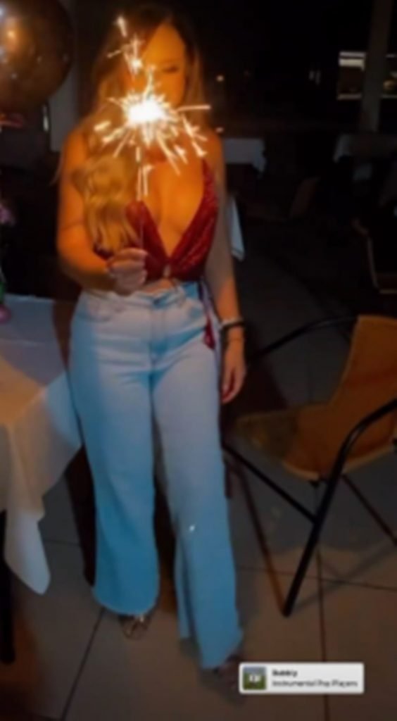 mulher comemorando aniversário