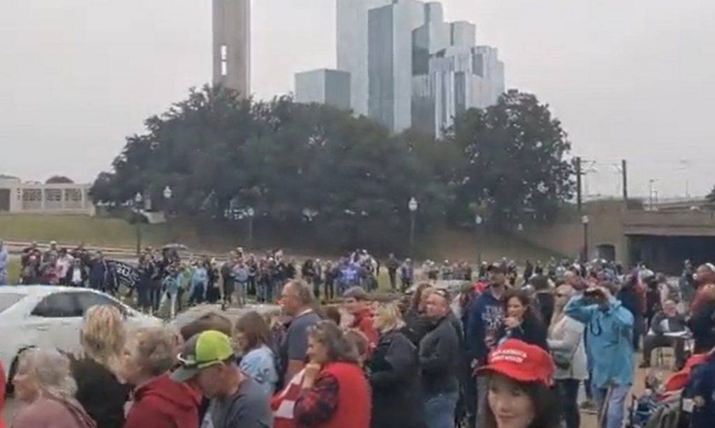 Movimento QAnon se reúne à espera de John Kennedy Jr, morto em 1999