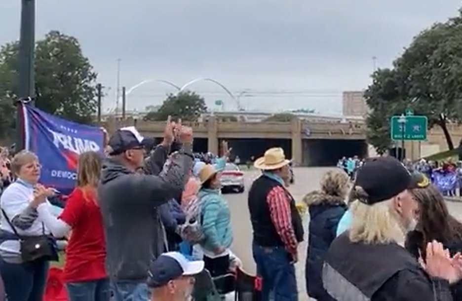 Movimento QAnon se reúne à espera de John Kennedy Jr, morto em 1999