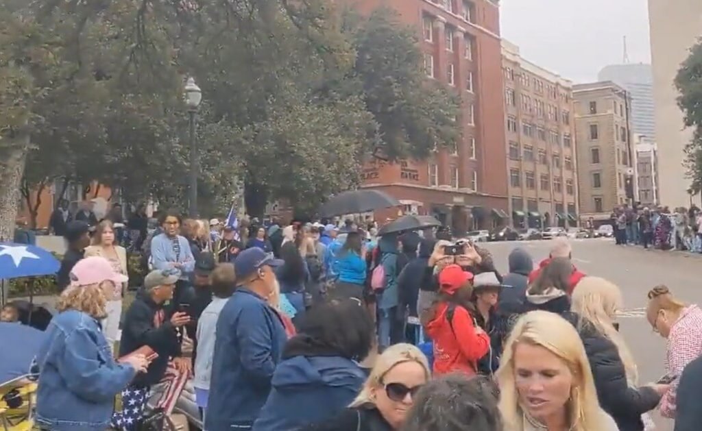 Movimento QAnon se reúne à espera de John Kennedy Jr, morto em 1999(01)