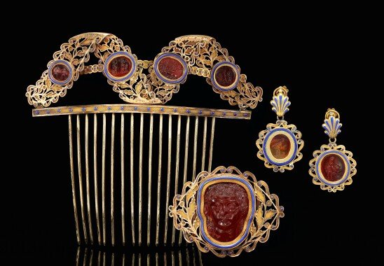 Tiaras são incrustradas com cabeças clássicas e pedras preciosas