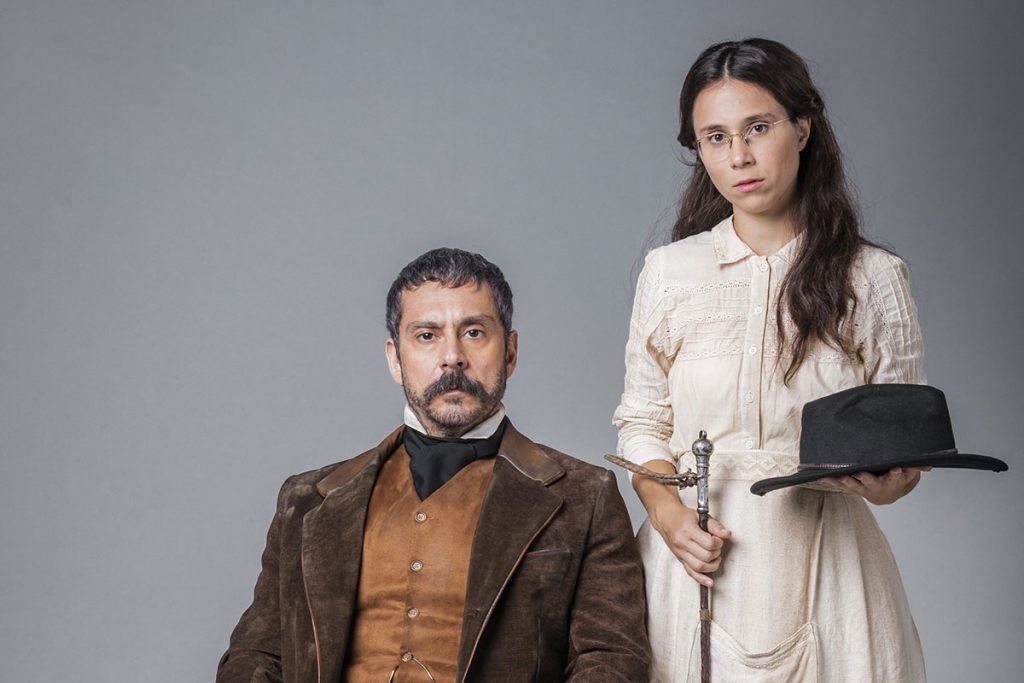 Dolores (Daphne Bozaski) e Tonico (Alexandre Nero) em Nos Tempos do Imperador