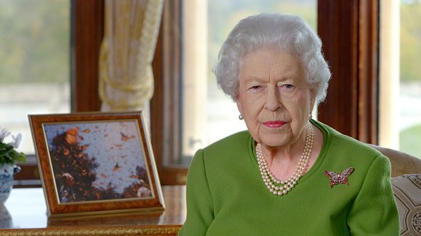 Imagem da rainha Elizabeth é mostrada em telão na COP26