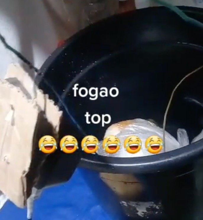 Presidiário blogueiro apresenta um fogão improvisado na prisão