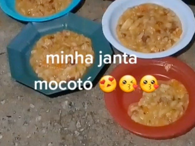 Presidiário blogueiro apresenta mocotó como iguaria de jantar