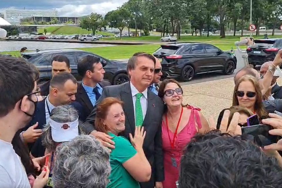 Presidente tira fotos com apoiadores e conversa com a imprensa
