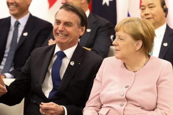 Bolsonaro elogia Merkel e diz que gostaria de ter dançado com a alemã