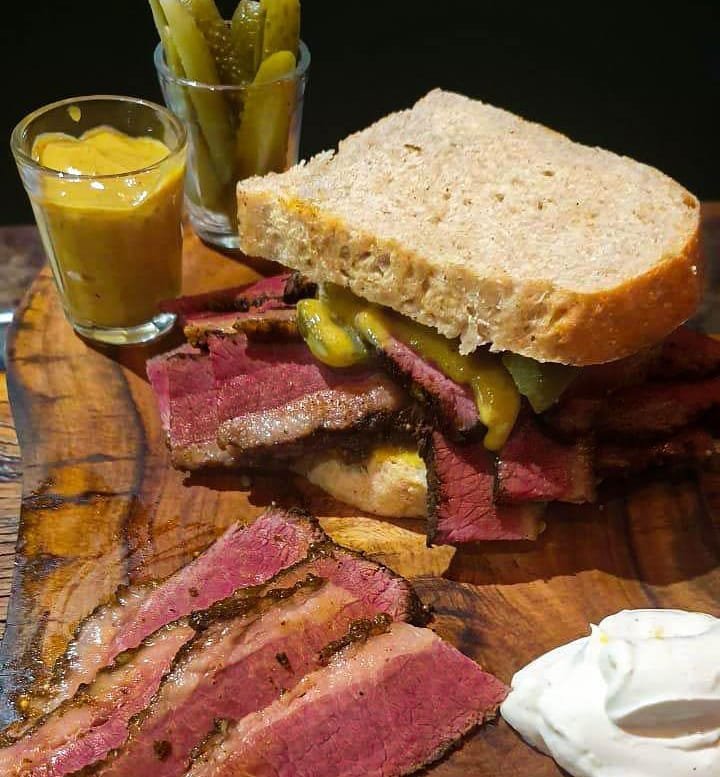Sanduíche de pastrami do Superquadra Bar
