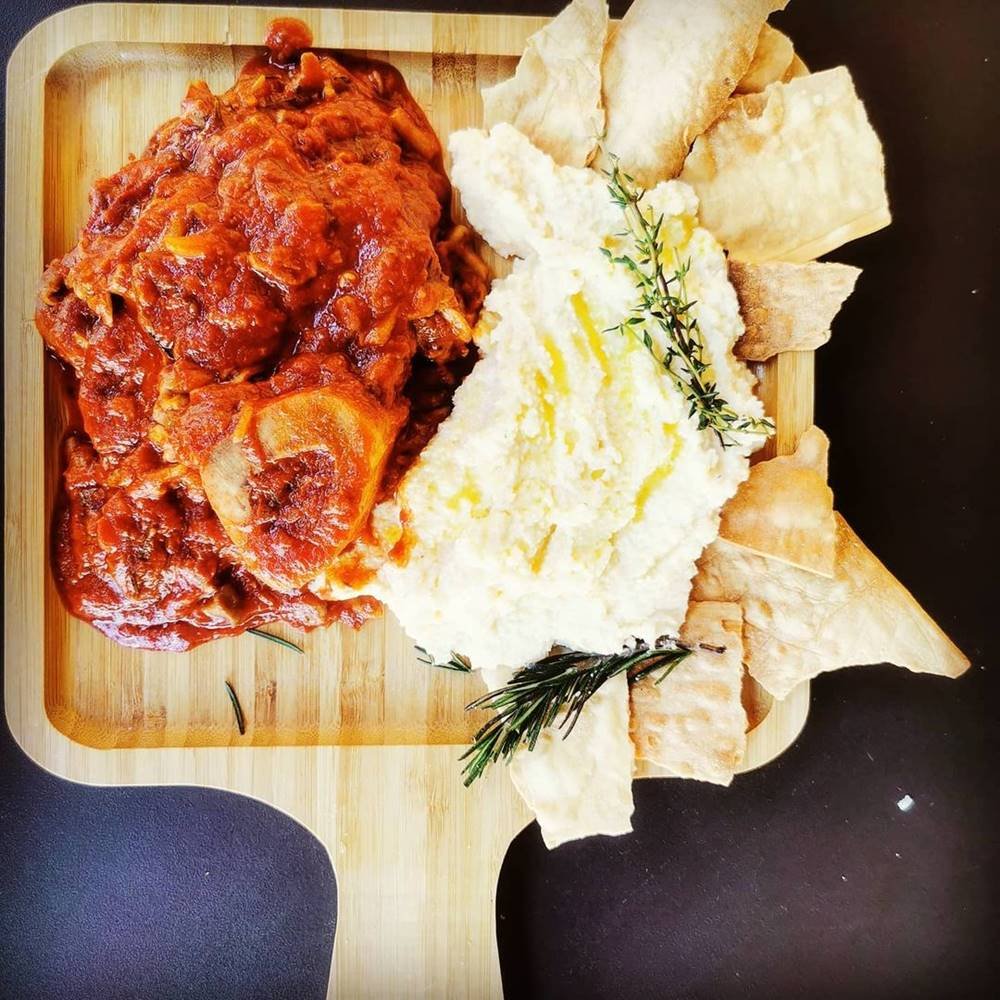 Cozido com ervas aromáticas e Shimeji acompanhado de uma delicada polenta trufada e torradinhas, il Basilico
