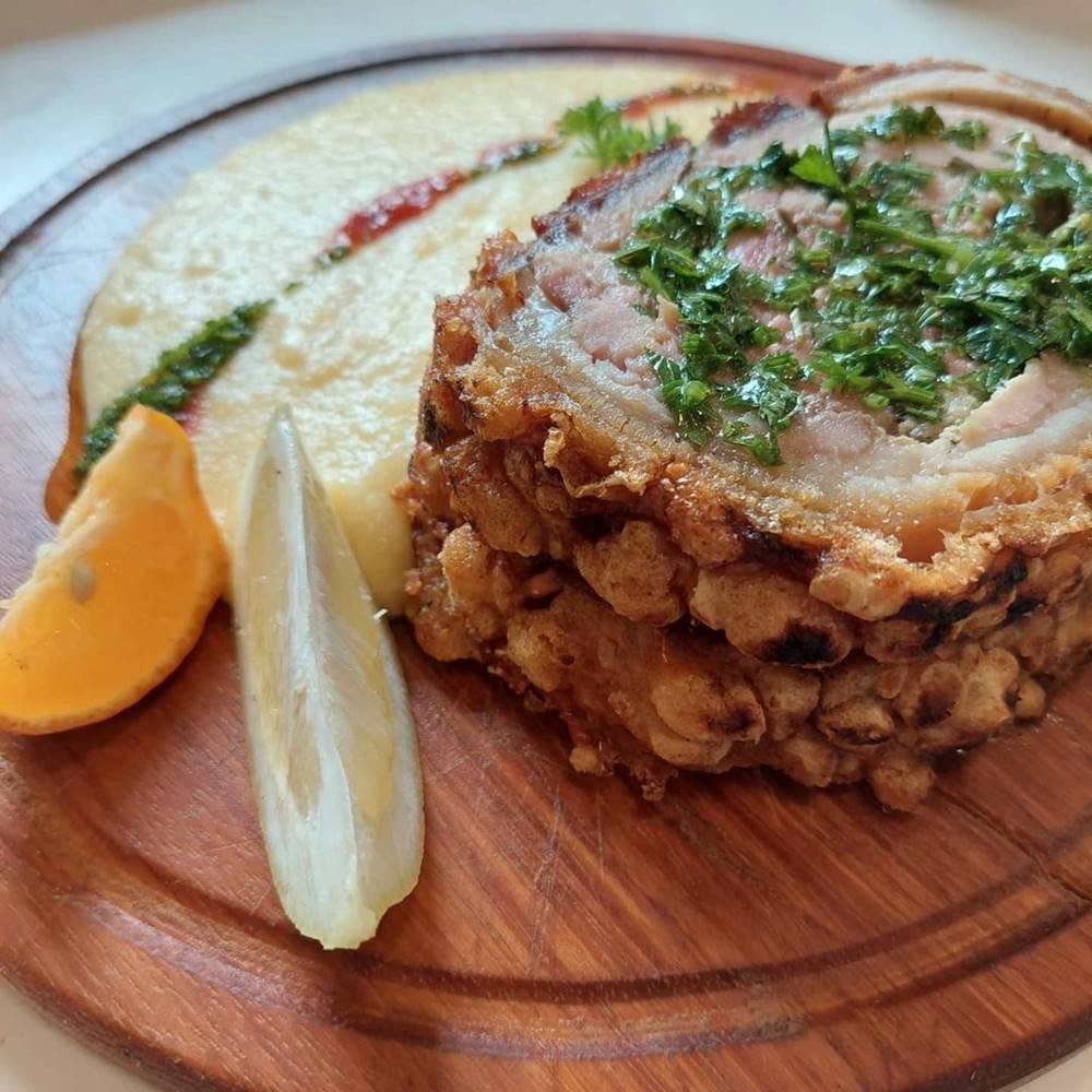 porchetta a pururuca com polenta cremosa do Le Biroque