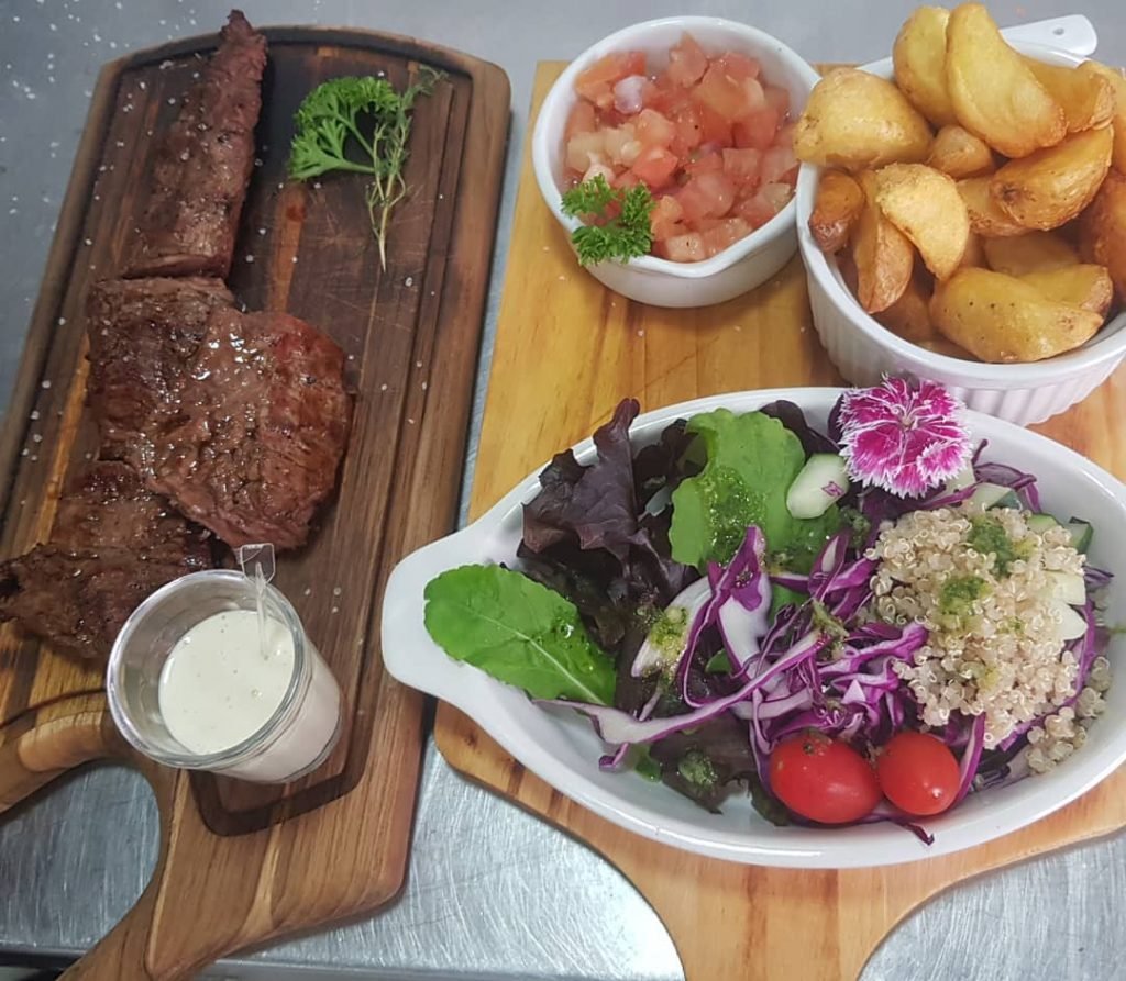 Carne com acompanhamentos do Teró Cocina