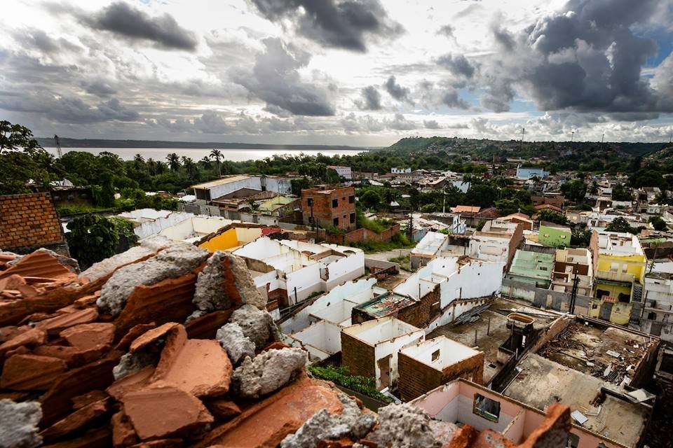 Imagem colorida mostra visão de bairros afundando Maceió por conta da mineração da Braskem - Metrópoles