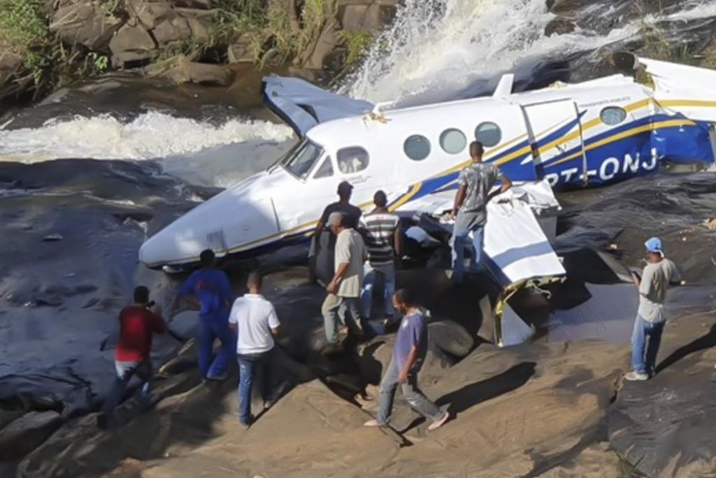 Morrem os cinco ocupantes do avião que caiu com Marília Mendonça