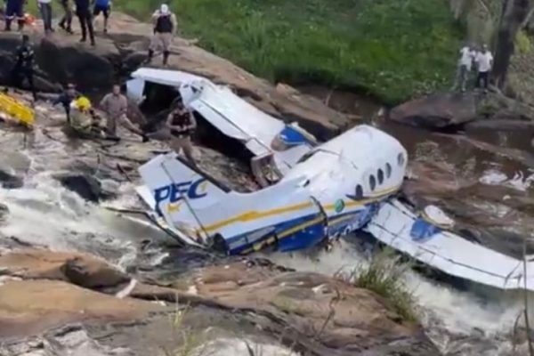 Avião com Marilia Mendonça cai no interior de MG