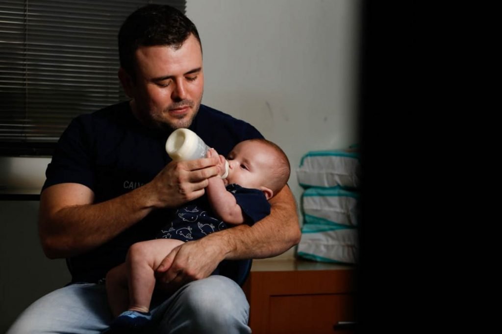 Médico Tiago de Oliveira Costa cuida do filho gestado após inseminação artificial