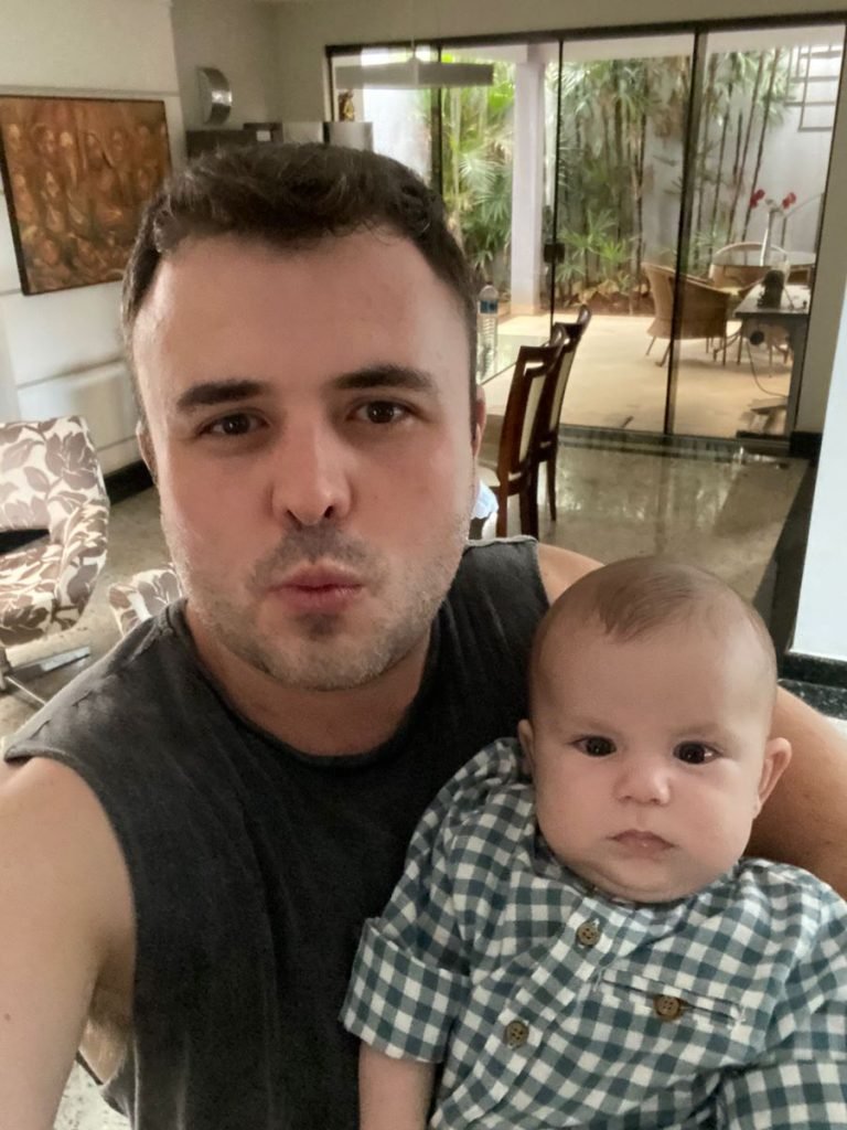 Bebê Henry no colo do pai, o médico da Marinha Tiago Costa, em Brasília, Distrito Federal