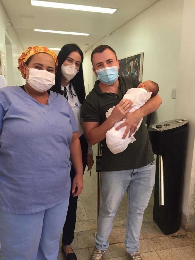 Médico Tiago Costa segura filho em hospital em Goiânia, Goiás