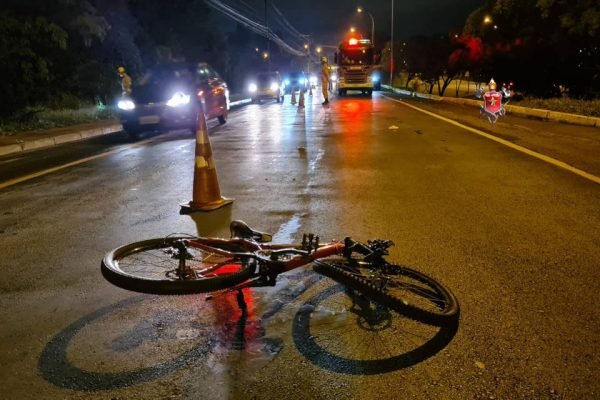 Em colisão com BMW, ciclista morre e pedestre é atingido por