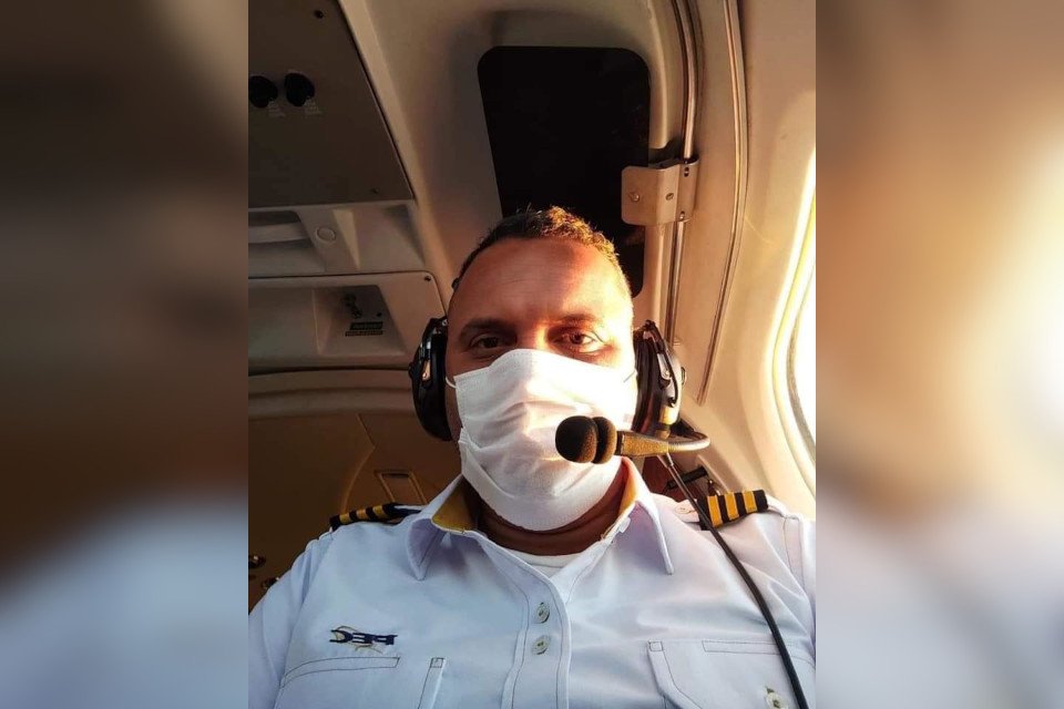 piloto com uniforme e headfone