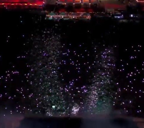 Multidão unida para assistir a um show de Travis Scott