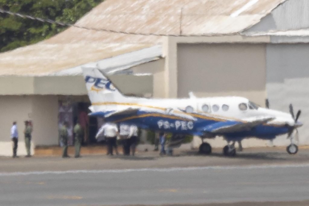 Avião com o corpo de Marilia Mendonça chega a Goiania