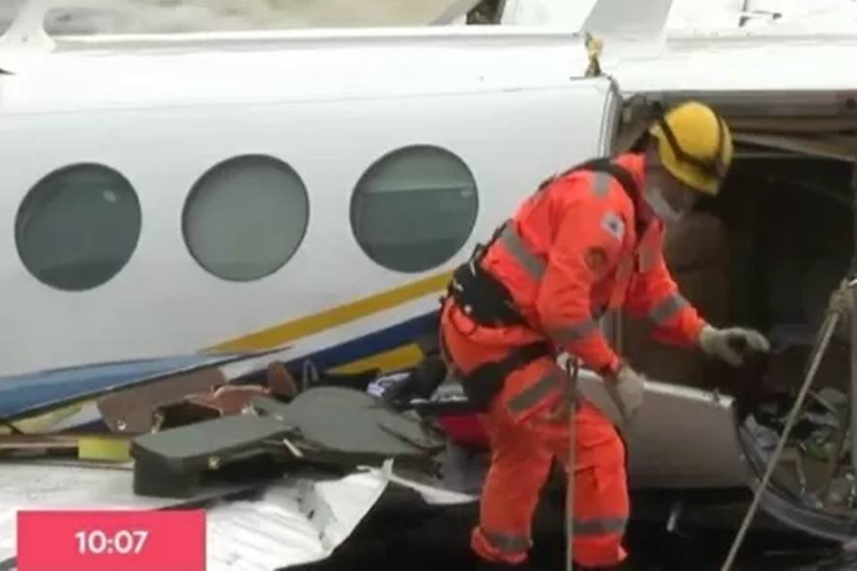 Bombeiros retiram todos os corpos do avião de Marília Mendonça - Gerais -  Estado de Minas