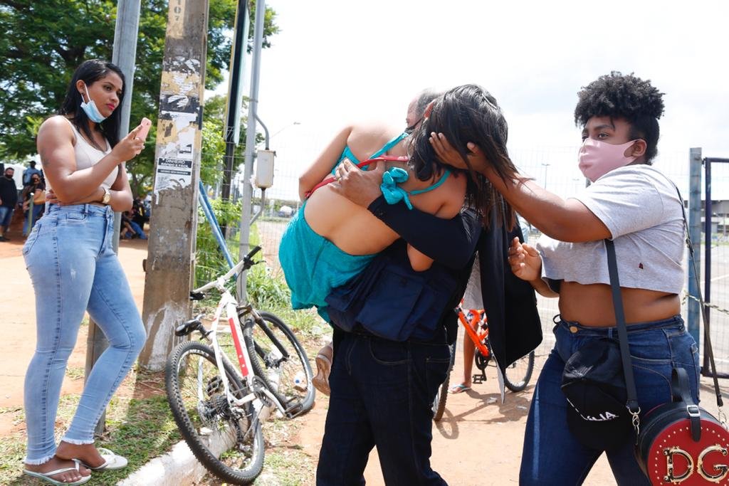 Talita Sena, moradora do setor Nova Vila em Goiânia, desmaia na fila e é socorrida por amigos.