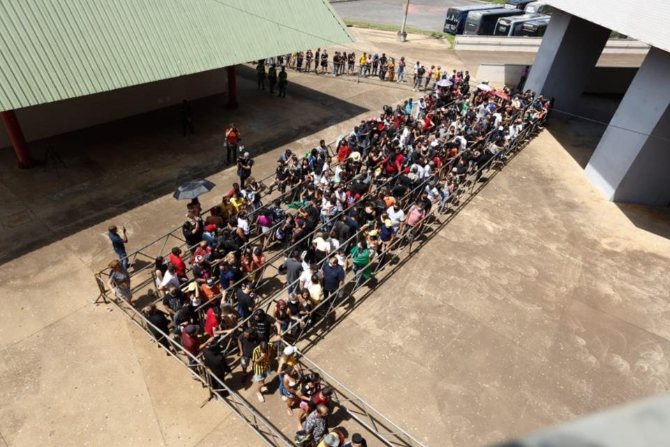 Fila de fãs em velório de Marília Mendonça