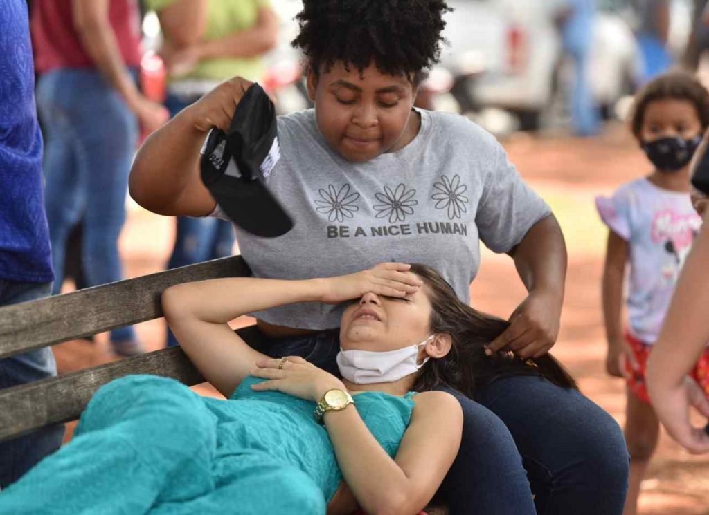 Fã passa mal antes de entrar na cerimônia em homenagem a Marília Mendonça.