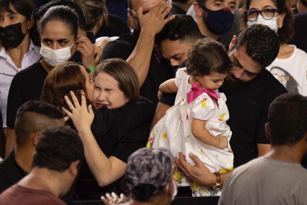Henrique, da dupla Henrique e Juliano, com a filha em seu colo.