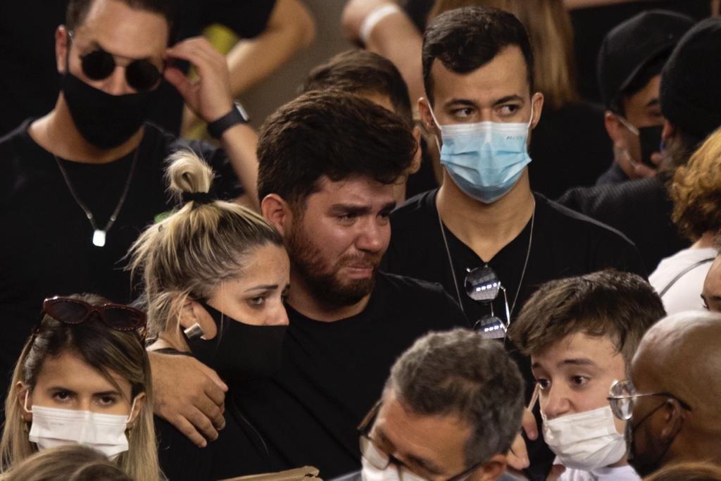 Amigos e familiares se despedem da cantora