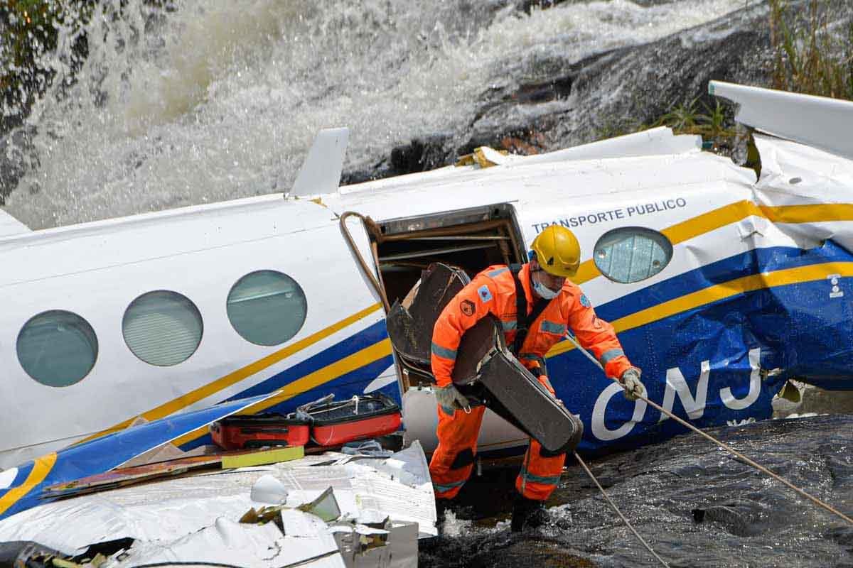 Bombeiros retiram todos os corpos do avião de Marília Mendonça - Gerais -  Estado de Minas