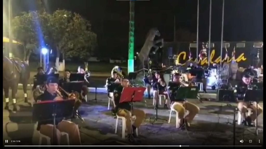 Banda da Polícia Militar do Paraná presta homenagem a Marília Mendonça.