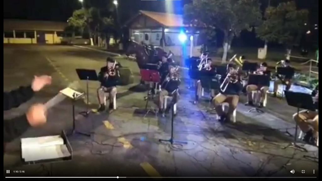 Banda da Polícia Militar do Paraná presta homenagem a Marília Mendonça.