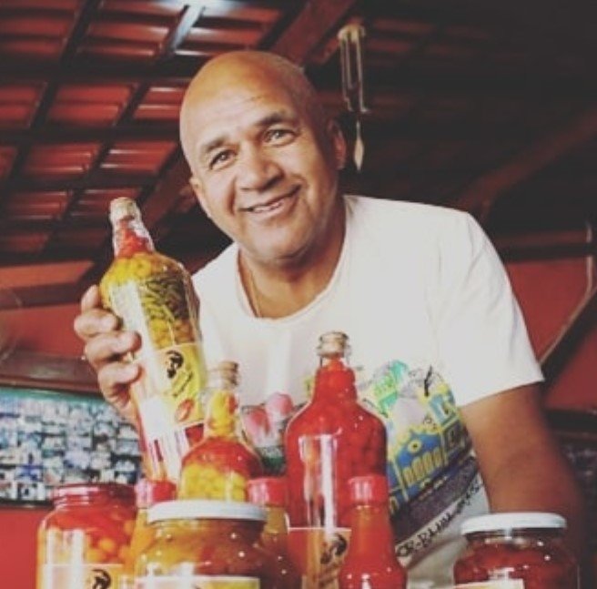 Homem segurando garrafa