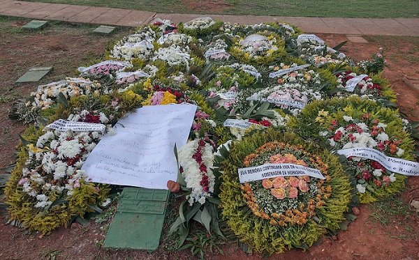 Fãs visitam o túmulo de Marília Mendonça no cemitério Parque Memorial, em Goiânia (GO)