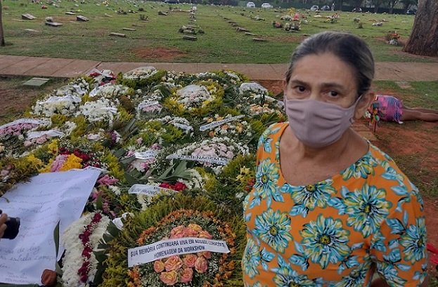 Fãs visitam o túmulo de Marília Mendonça no cemitério Parque Memorial, em Goiânia (GO)