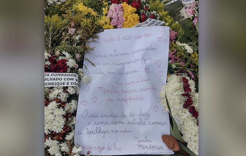 Fãs visitam o túmulo de Marília Mendonça no cemitério Parque Memorial, em Goiânia (GO)