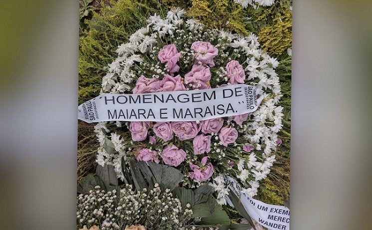 Fãs visitam o túmulo de Marília Mendonça no cemitério Parque Memorial, em Goiânia (GO)