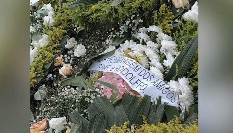 Fãs visitam o túmulo de Marília Mendonça no cemitério Parque Memorial, em Goiânia (GO)