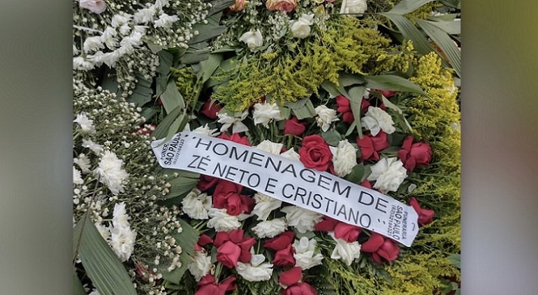 Fãs visitam o túmulo de Marília Mendonça no cemitério Parque Memorial, em Goiânia (GO)