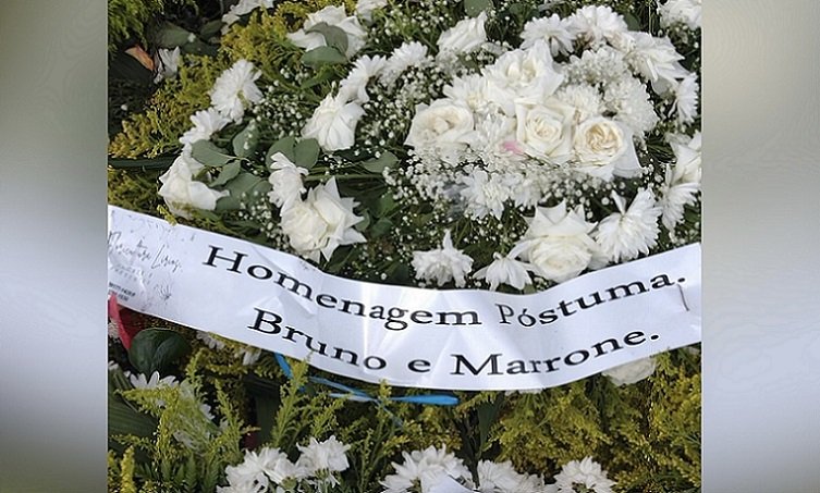 Fãs visitam o túmulo de Marília Mendonça no cemitério Parque Memorial, em Goiânia (GO)
