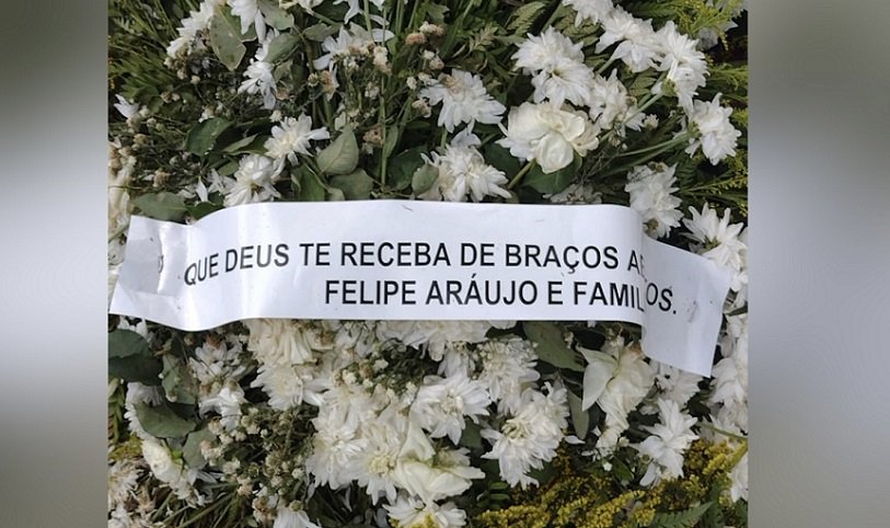 Fãs visitam o túmulo de Marília Mendonça no cemitério Parque Memorial, em Goiânia (GO)