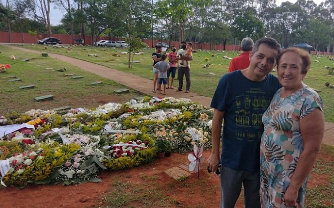Fãs visitam o túmulo de Marília Mendonça no cemitério Parque Memorial, em Goiânia (GO)