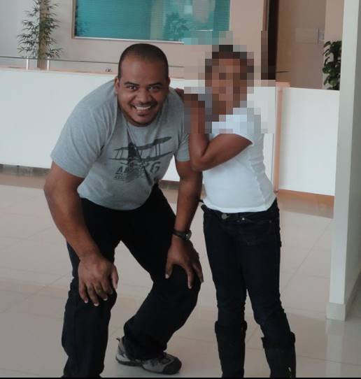Homem de camiseta cinza ao lado de criança