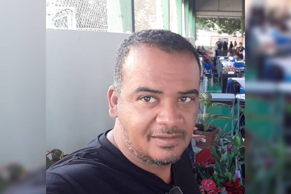 Selfie de homem com camiseta preta