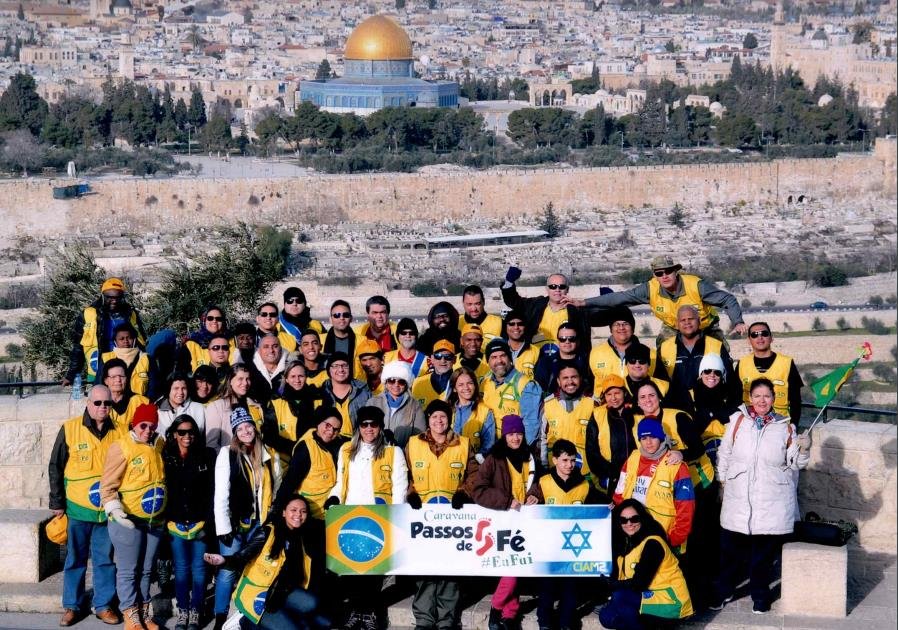 Barrados na pandemia brasileiros se preparam para visitar Terra