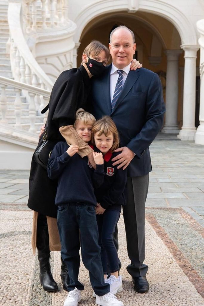 Princesa Charlene, príncipe Albert, Jacques e Gabriella